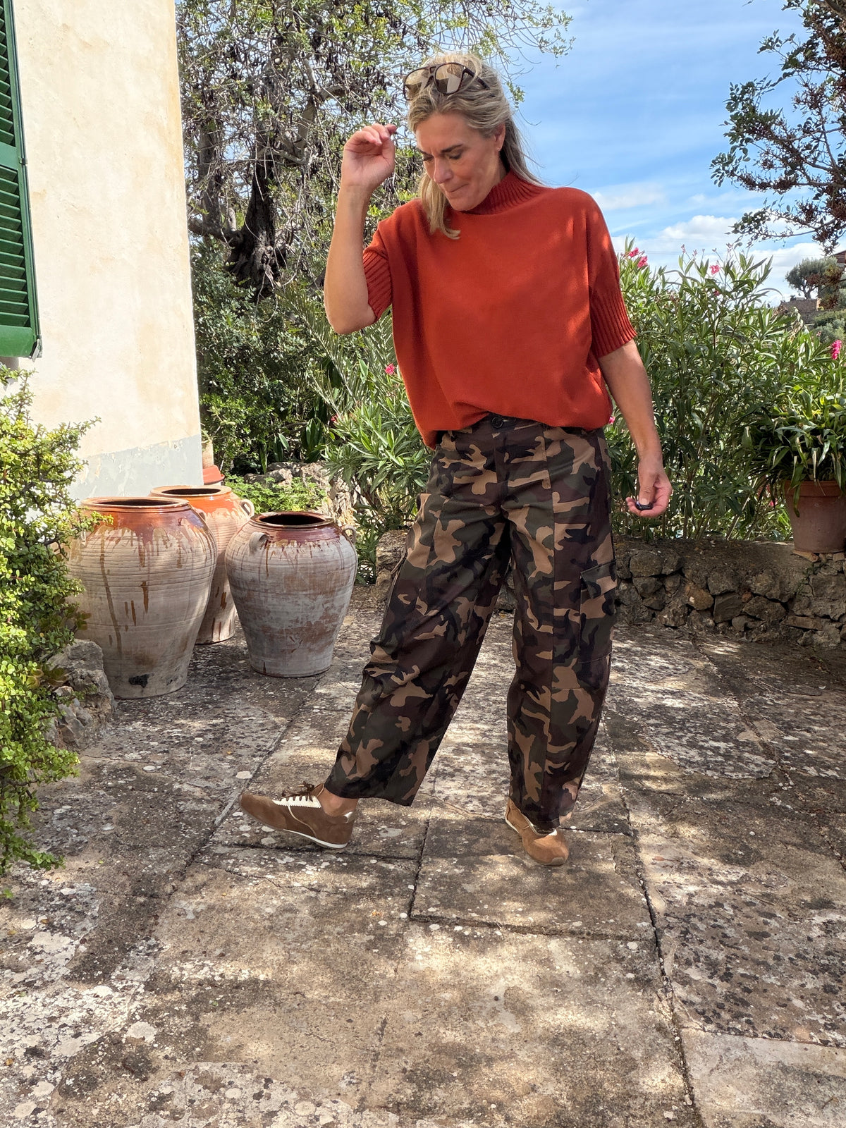 Wijde cargo broek Nien met army print – foto 4