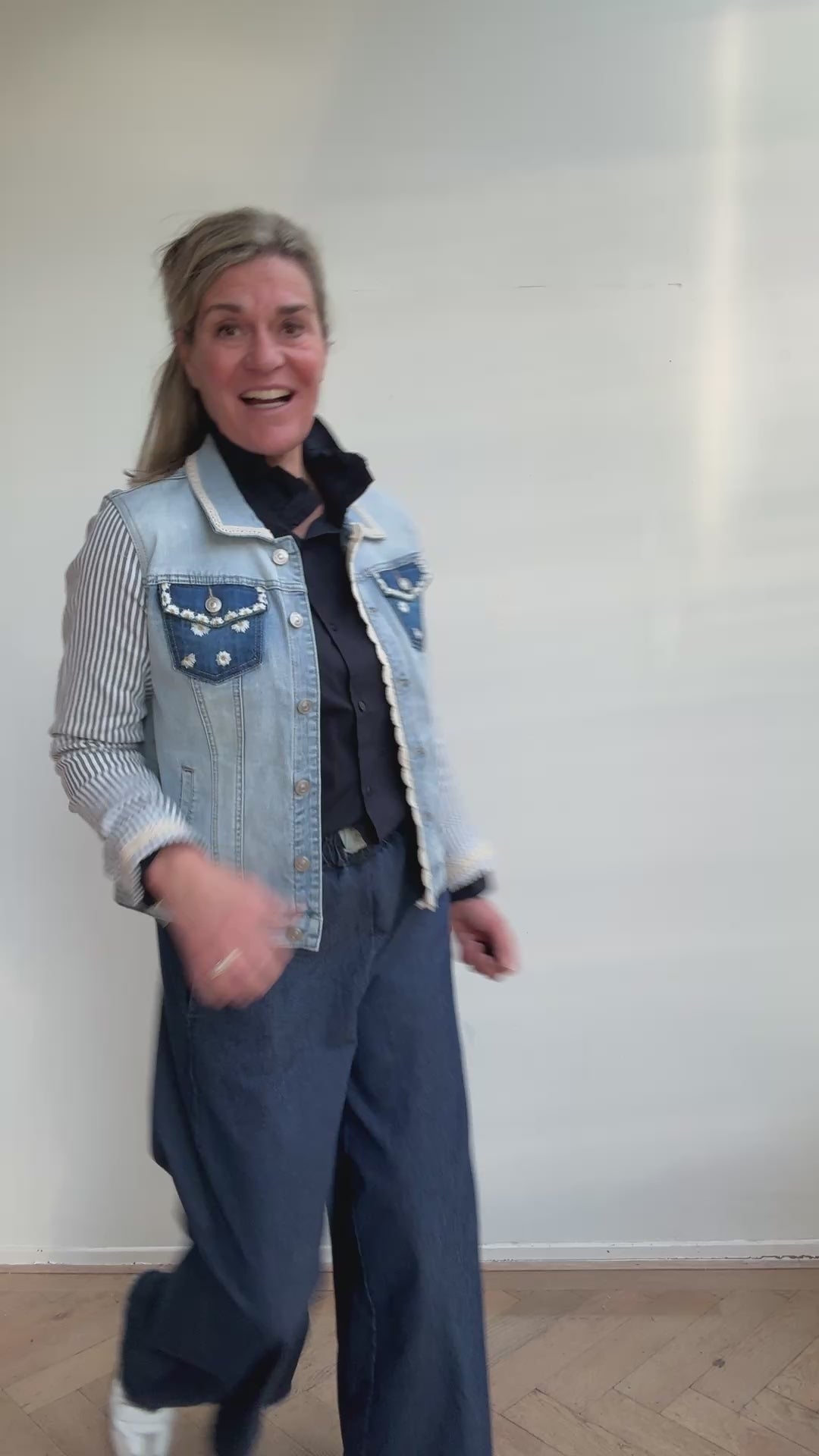 Video laden: Jeans jas - Lieke