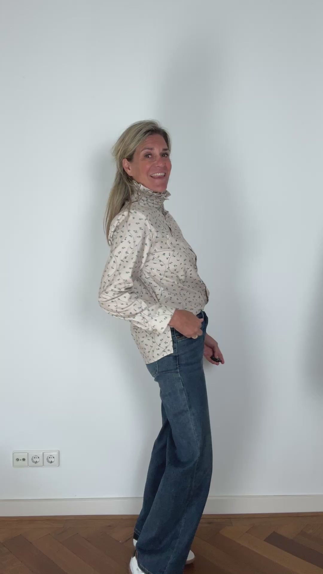Videó betöltése: Blouse - Sharon