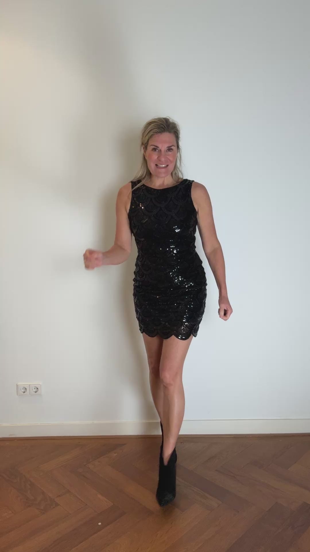 Video laden: Jurk - Elise