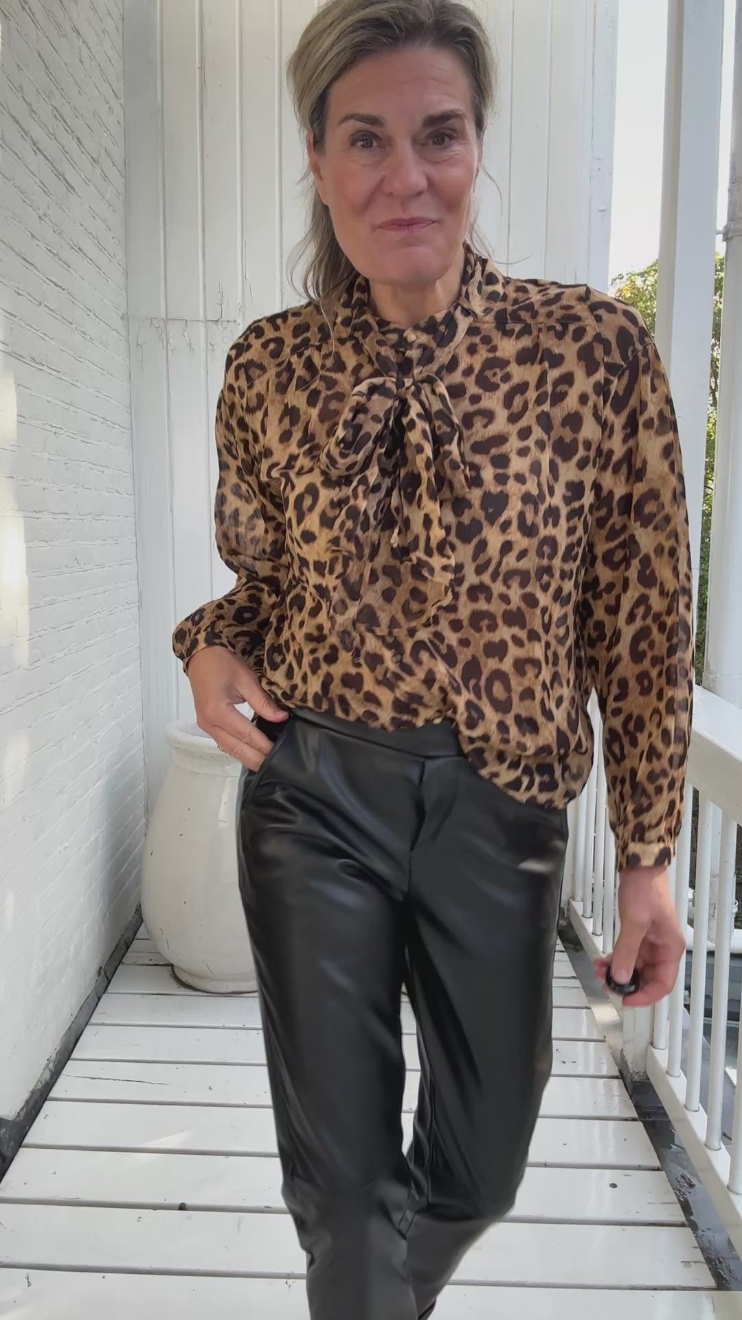 Video laden: Blouse - Leah