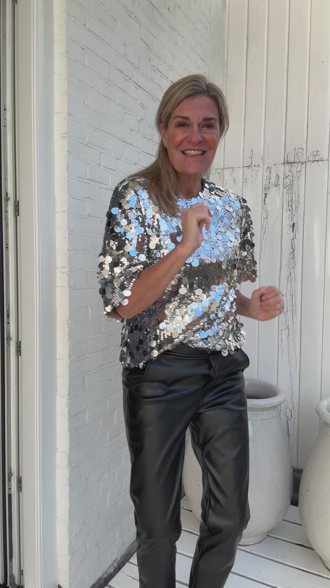 Video laden: Yara Top Paillet - NUKUS