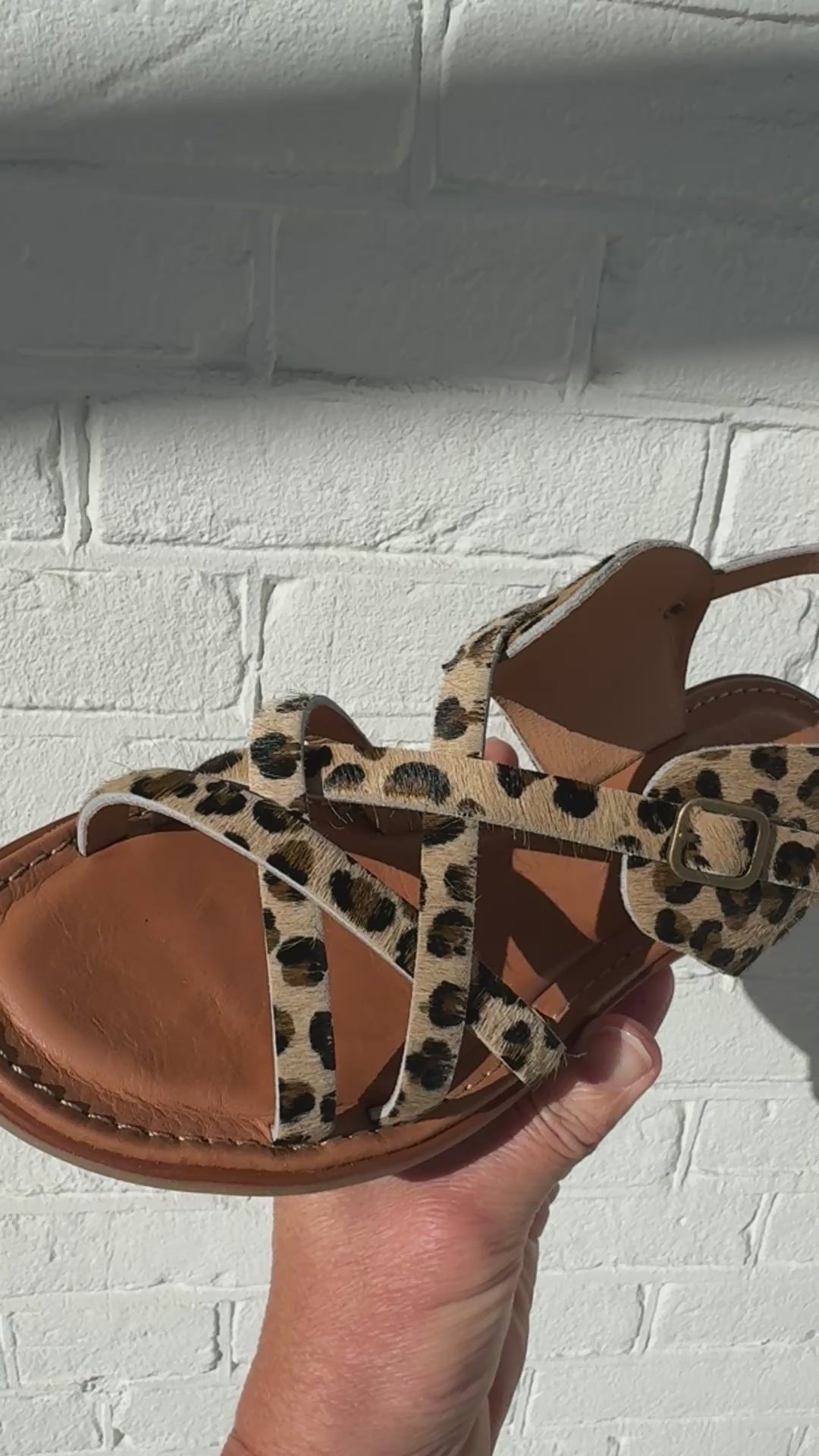 Carica video: Sandaal - Angel Cross leopard pony - Shabbies