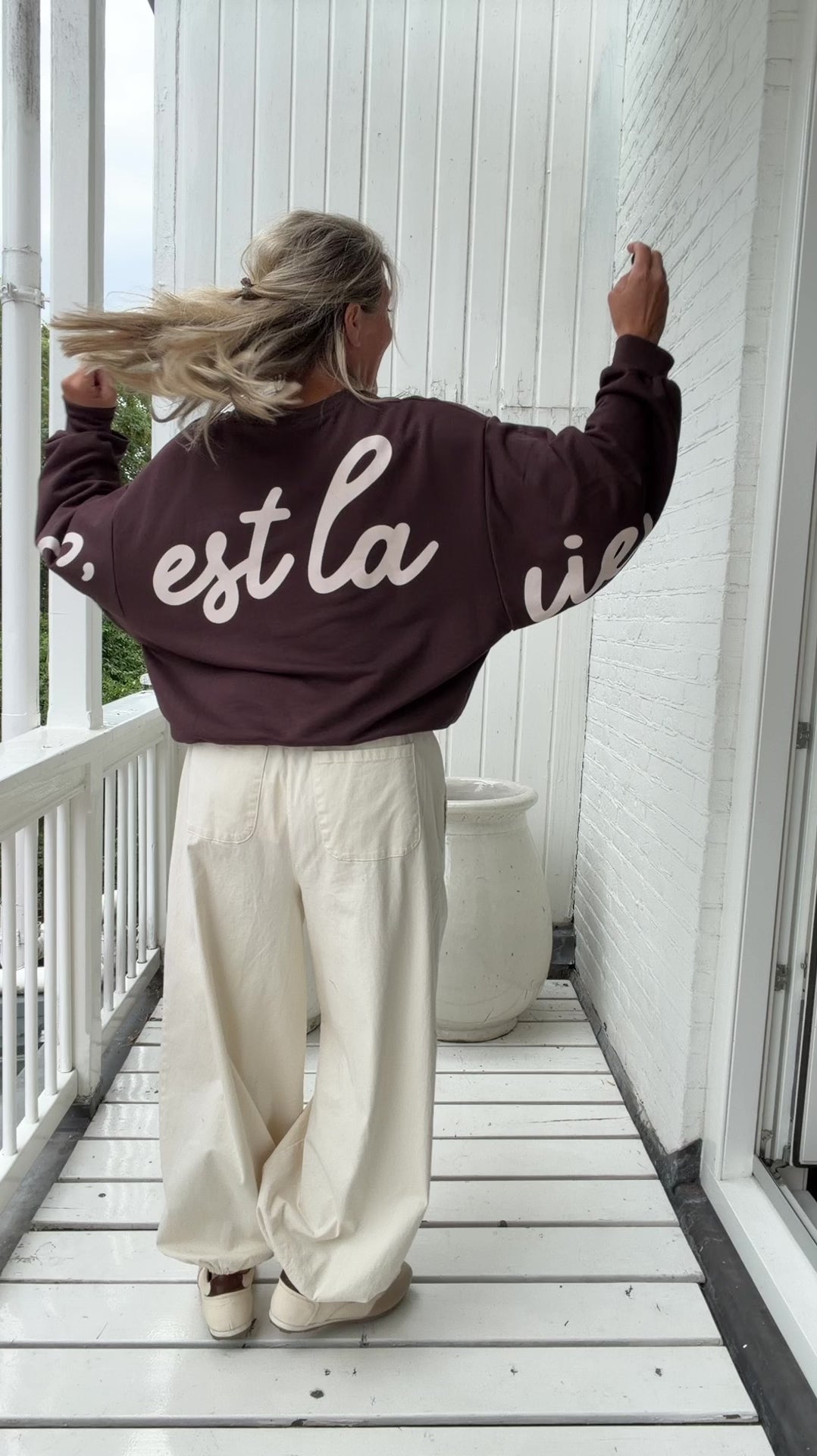 Video laden: Sweater - Bella