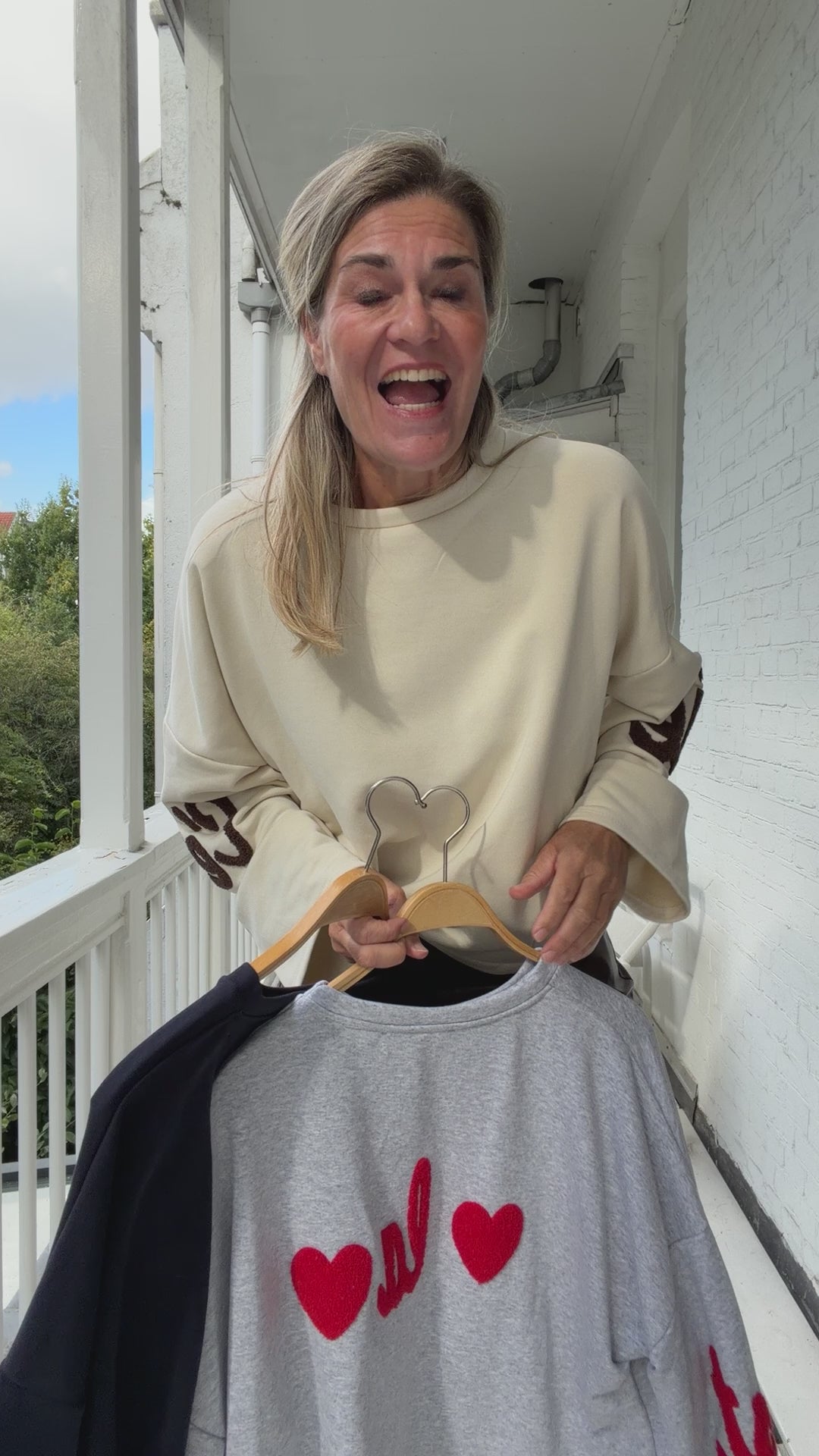 Video laden: Sweater - Carina - Cartouche by Suus